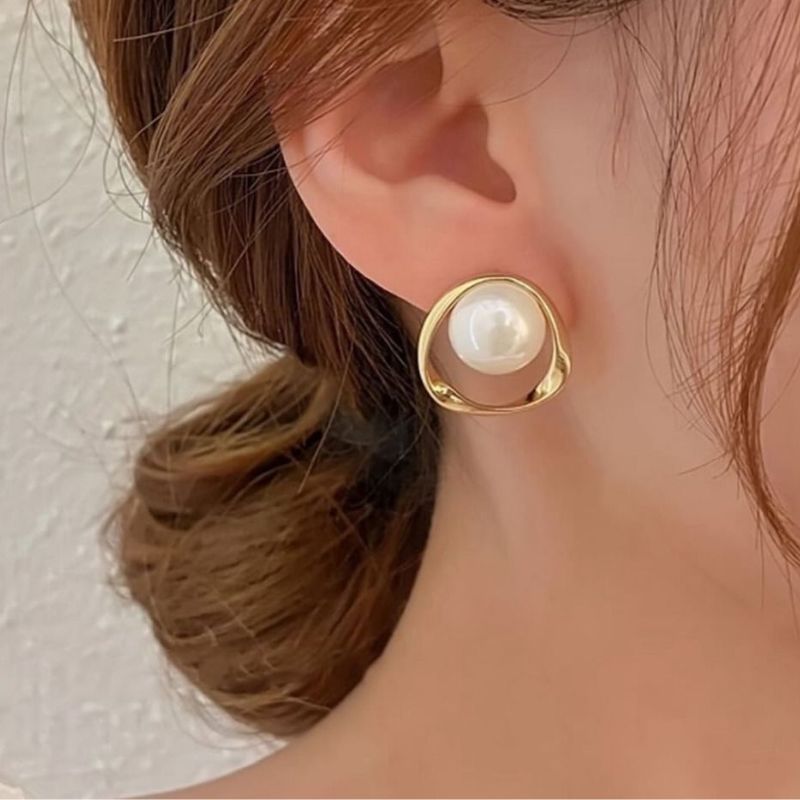 CIRCLE INLAID PEARL STUD