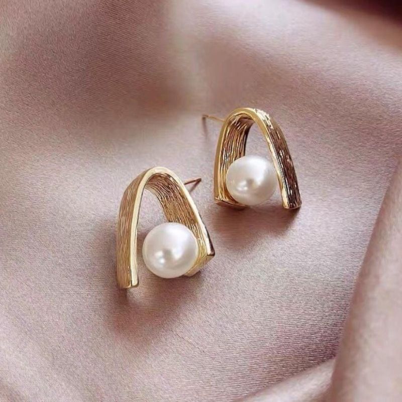 V PEARL STUDS