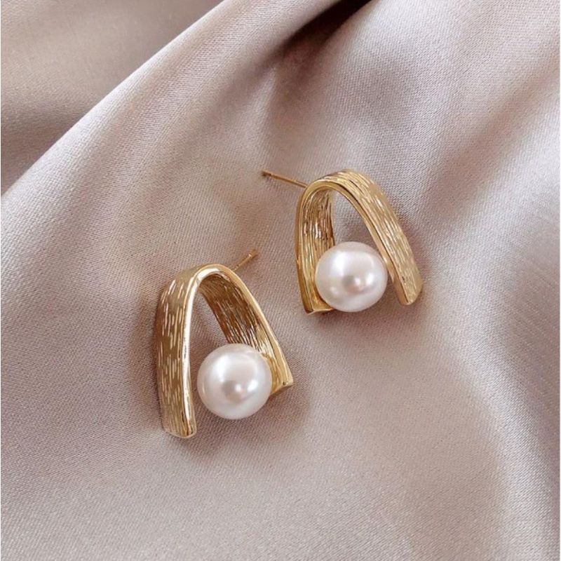 V PEARL STUDS