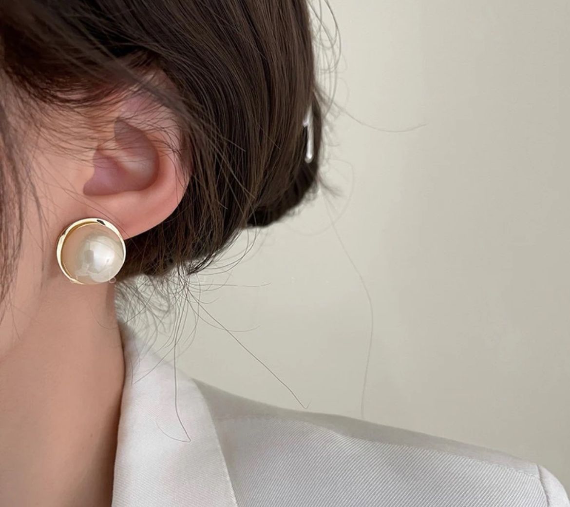 ROUND GOLD RING STUDS